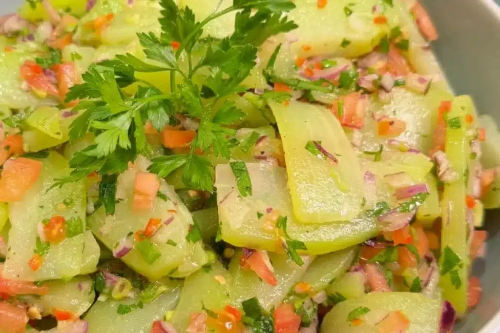 Salada de chuchu temperada saborosa, leve e refrescante, um acompanhamento saudável 4 Salada de chuchu temperada