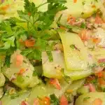 Salada de chuchu temperada saborosa, leve e refrescante, um acompanhamento saudável 1 Salada de chuchu temperada