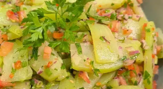 Salada de chuchu temperada saborosa, leve e refrescante, um acompanhamento saudável 4 Salada de chuchu temperada