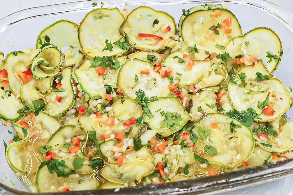 Salada de restaurante feita com abobrinha de um jeito prático e saboroso, um acompanhamento leve e refinado 4 Salada de restaurante