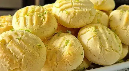 Sequilhos de limão que derretem na boca de tão leve e saborosos, aqueles biscoitinhos viciantes para o seu café 2 Sequilhos de limão