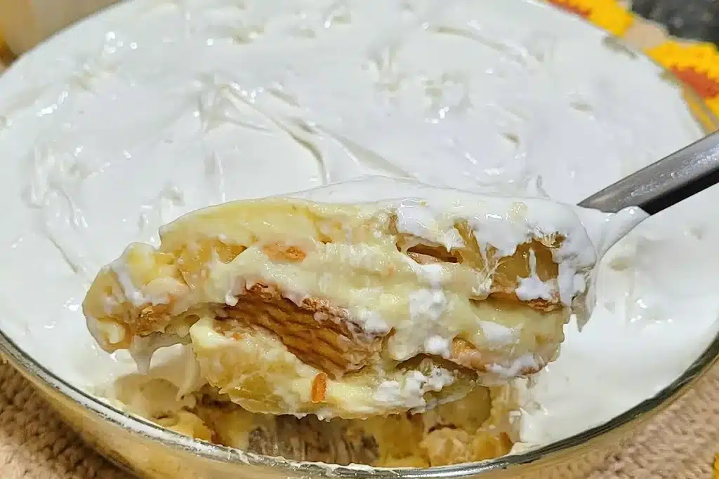 Sobremesa de abacaxi bem cremosa, geladinha e refrescante, um doce espetacular para encantar a todos 4 Sobremesa de abacaxi