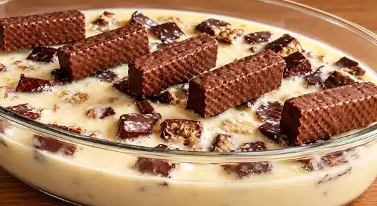 Sobremesa gelada bem cremosa feita com Bis, um doce irresistível que todos vão amar 2 sobremesa gelada