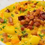 Sopa cremosa de milho de latinha preparada com bacon, macarrão e legumes em uma panela só 1 Sopa cremosa de milho