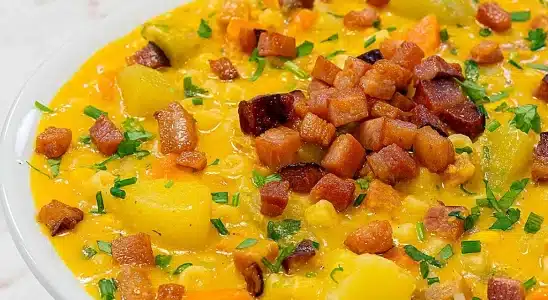 Sopa cremosa de milho de latinha preparada com bacon, macarrão e legumes em uma panela só 1 Sopa cremosa de milho