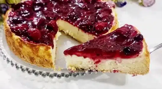 Torta de iogurte com frutas vermelhas bem cremosa e refrescante, uma sobremesa elegante 3 Torta de iogurte