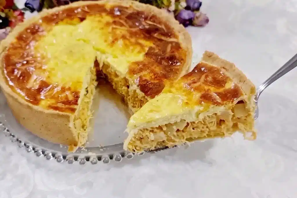 Torta de frango cremosa com um recheio bem gostoso e cobertura deliciosa, que a família vai amar 4 Torta de frango cremosa