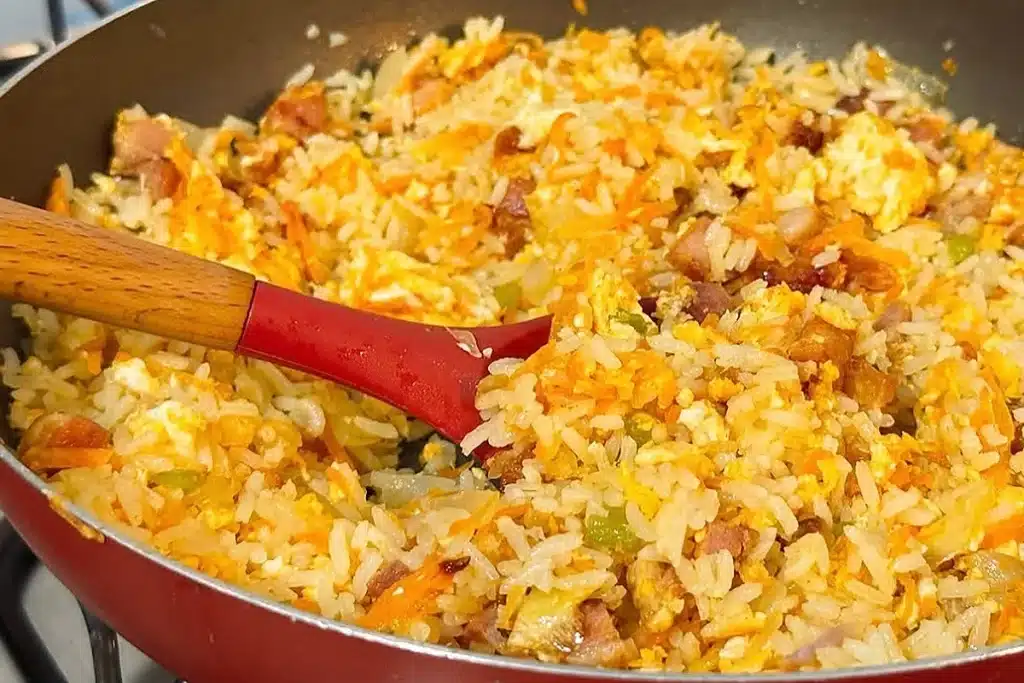 Arroz frito com bacon e ovos: um almoço completo de uma panela só fácil e cheio de sabor 4 Arroz frito com bacon