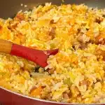 Arroz frito com bacon e ovos: um almoço completo de uma panela só fácil e cheio de sabor 1 Arroz frito com bacon