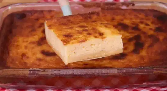 Bolo mole na travessa
