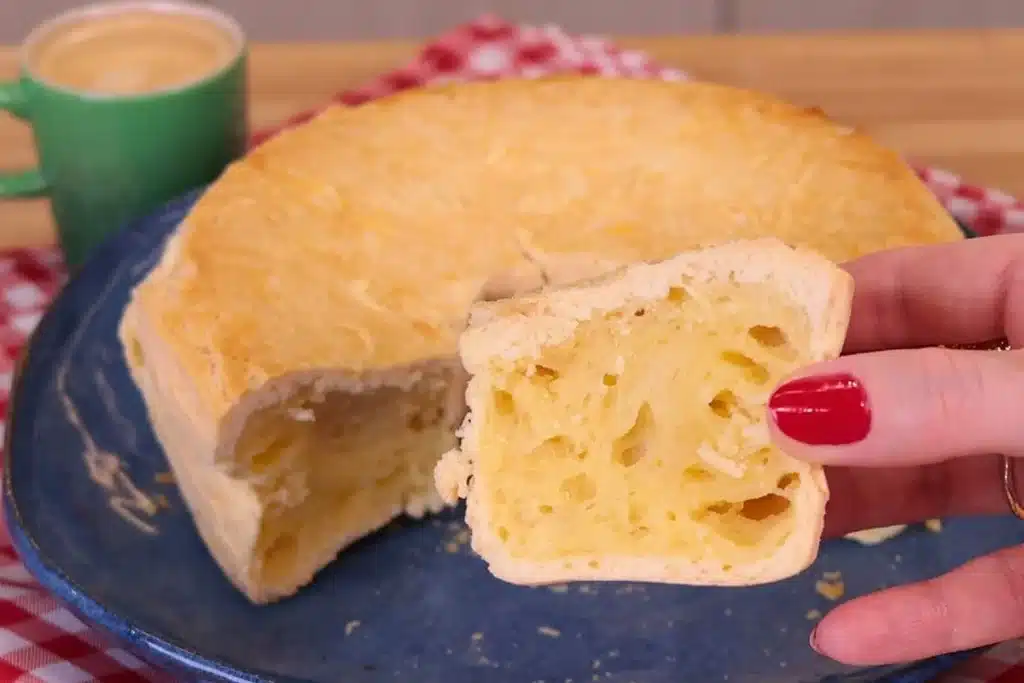 Bolo pão de queijo de liquidificador bem fofinho, prático e saboroso, para servir na hora do lanche 4 Bolo pão de queijo