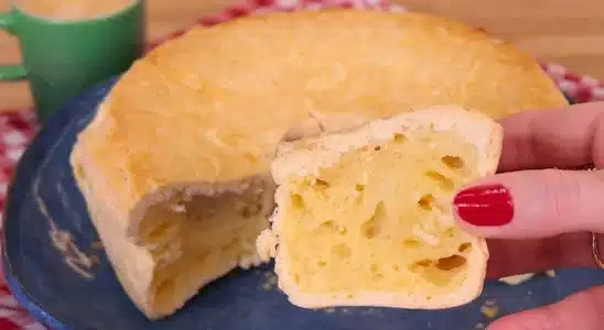 Bolo pão de queijo de liquidificador bem fofinho, prático e saboroso, para servir na hora do lanche 2 Bolo pão de queijo