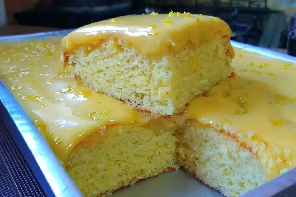 Bolo de laranja com cobertura bem fofinho e fácil, um bolo caseiro perfeito para o café ou lanche 4 Bolo de laranja com cobertura