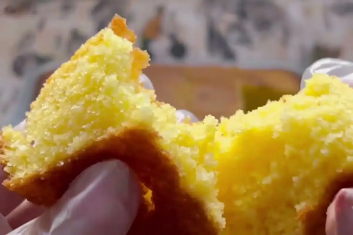 Bolo grande sem farinha de trigo feito com fubá e suco de laranja, muito fofinho e saboroso 25 Bolo grande sem farinha de trigo