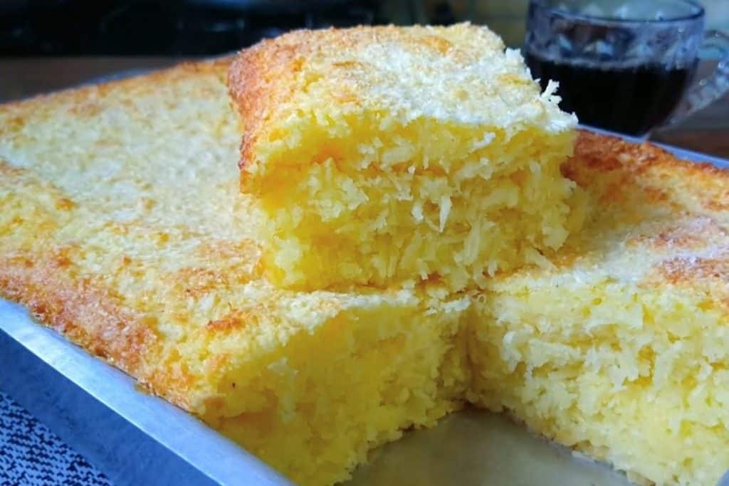 Bolo de mandioca com coco feito sem trigo, bem fofinho e fácil, ideal para você acompanhar um café 30 Bolo de mandioca com coco