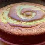 Bolo que sai recheado do forno, bem fofo, para você assar sem complicação e impressionar a todos 1 Bolo que sai do forno recheado