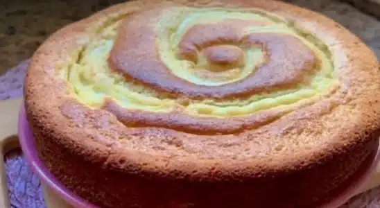 Bolo que sai recheado do forno, bem fofo, para você assar sem complicação e impressionar a todos 4 Bolo que sai do forno recheado