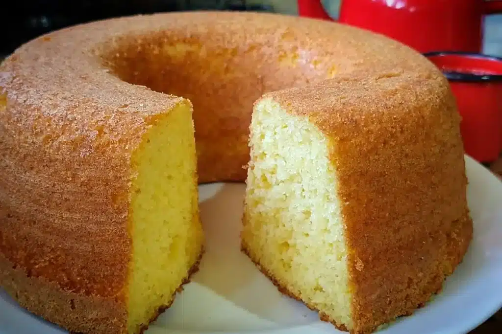 Bolo sem leite muito fofinho e econômico, uma delícia caseira perfeita para o café da manhã 4 Bolo sem leite