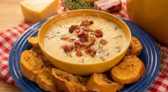 Caldo de batata com bacon bem cremoso, uma refeição quentinha, reconfortante e deliciosa 1 Caldo de batata com bacon