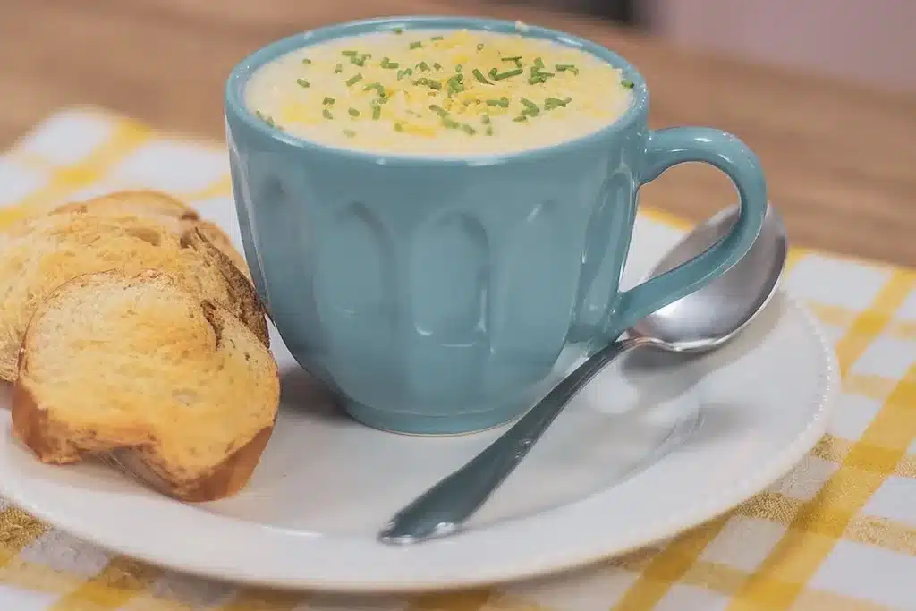 Caldo de queijo bem cremoso, quentinho e saboroso, para você servir nas noites mais frias 4 Caldo de queijo