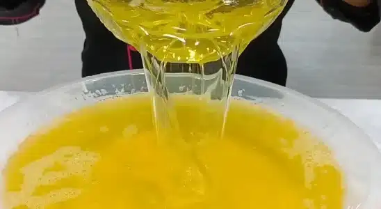 Detergente caseiro super potente que rende cinco litros de produto e limpa a sua louça facilmente 3 Detergente caseiro