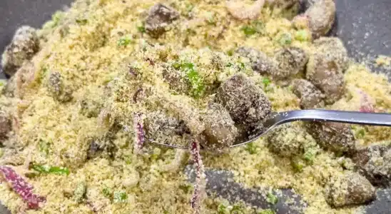 Farofa nordestina bem temperada, crocante e muito gostosa, um acompanhamento incrível 1 Farofa nordestina