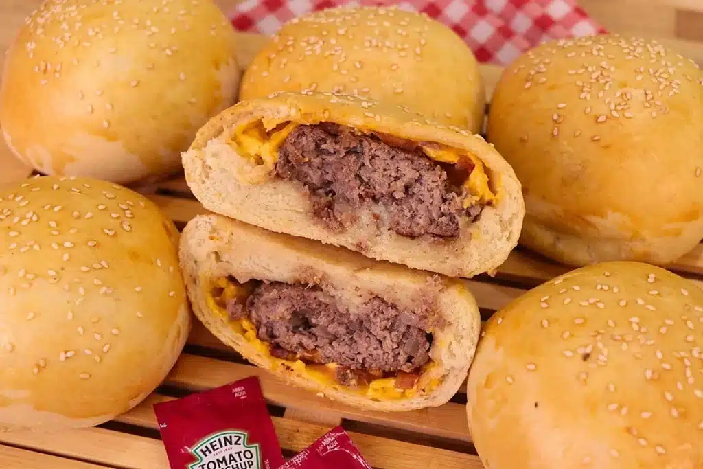 Hamburgão de forno igual de lanchonete bem recheado com queijo, para alegrar a todos no jantar 4 Hamburgão de forno