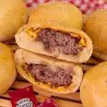 Hamburgão de forno igual de lanchonete bem recheado com queijo, para alegrar a todos no jantar 1 Hamburgão de forno