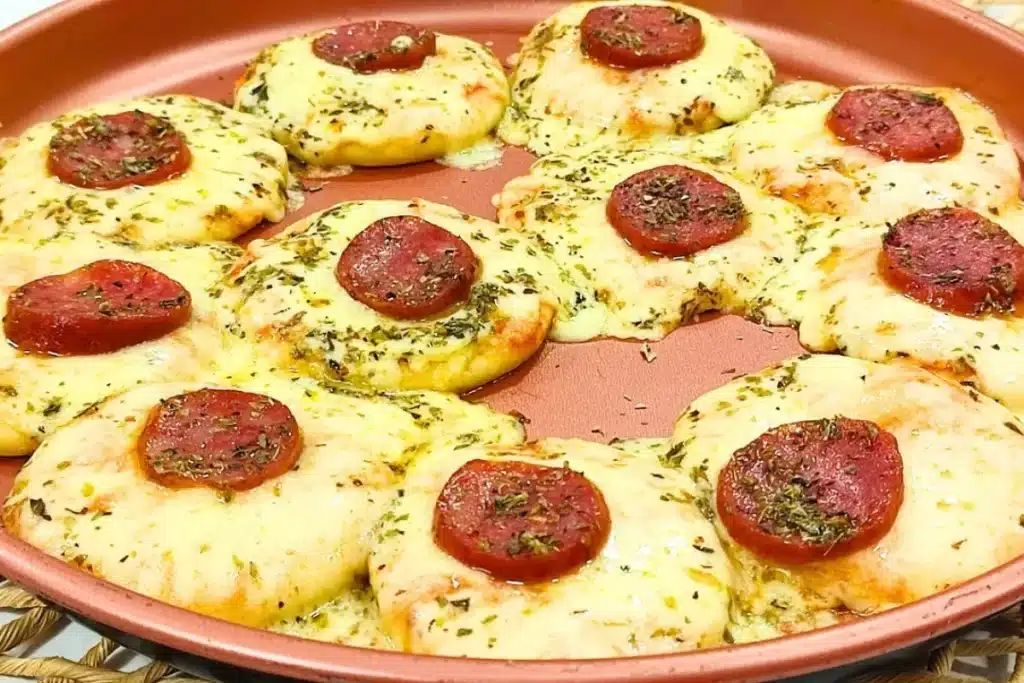 Mini pizza de festa com massa leve que rende muito, um lanche econômico que todos vão amar 4 Mini pizza de festa