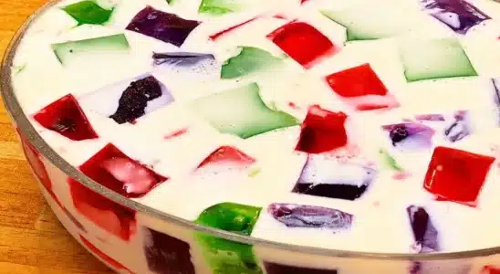 Mosaico de gelatina tradicional super colorido e cremoso, uma sobremesa linda que todo mundo adora 4 Mosaico de gelatina