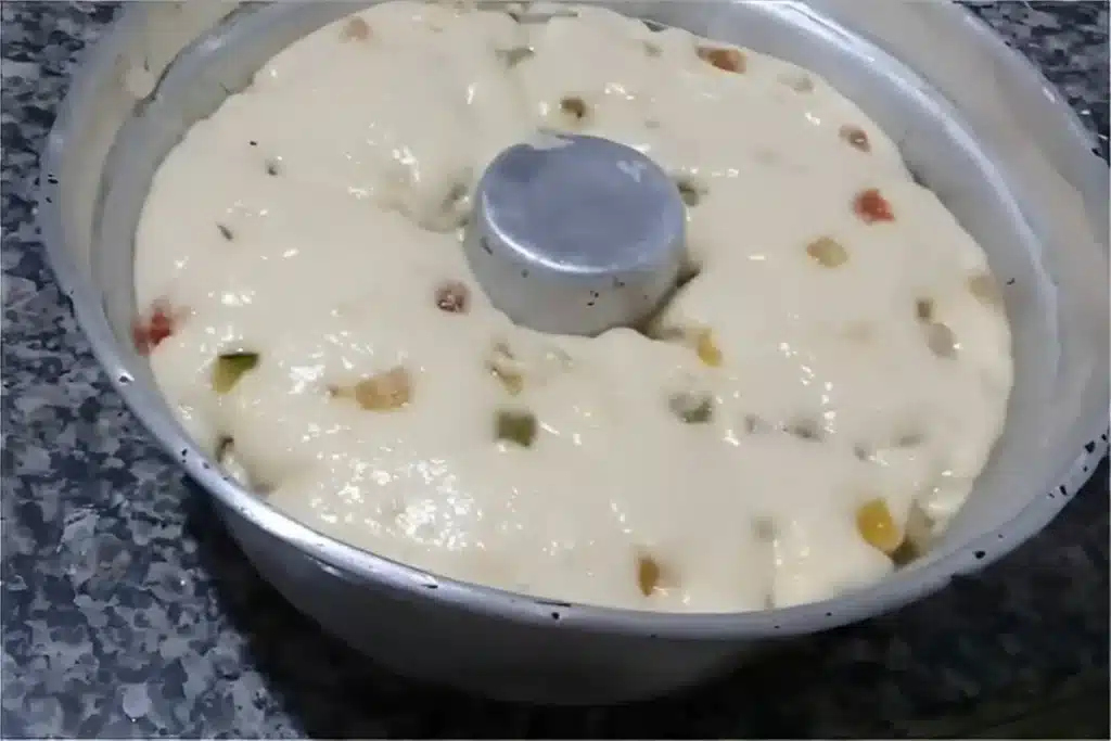 Panetone de liquidificador feito diretamente na forma de pudim, super fofinho e delicioso 4 Panetone de liquidificador