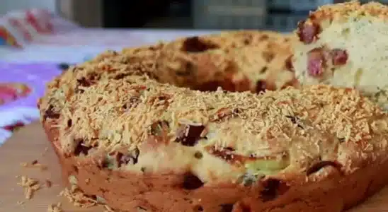 Pão com recheio de calabresa e massa fofa de liquidificador, ideal para o lanche da noite da família 3 Pão com recheio de calabresa