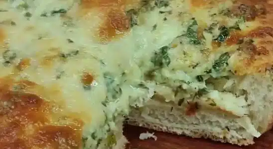 Pão de alho caseiro bem recheado com creme crocante e saboroso, para você assar no forno ou na churrasqueira 3 Pão de alho caseiro