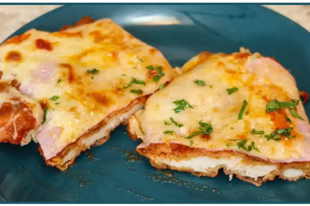Parmegiana de frango divina, bem suculenta e coberta com molho de tomate e queijo derretido 4 Parmegiana de frango