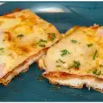 Parmegiana de frango divina, bem suculenta e coberta com molho de tomate e queijo derretido 1 Parmegiana de frango