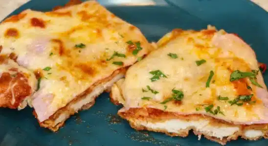 Parmegiana de frango divina, bem suculenta e coberta com molho de tomate e queijo derretido 2 Parmegiana de frango