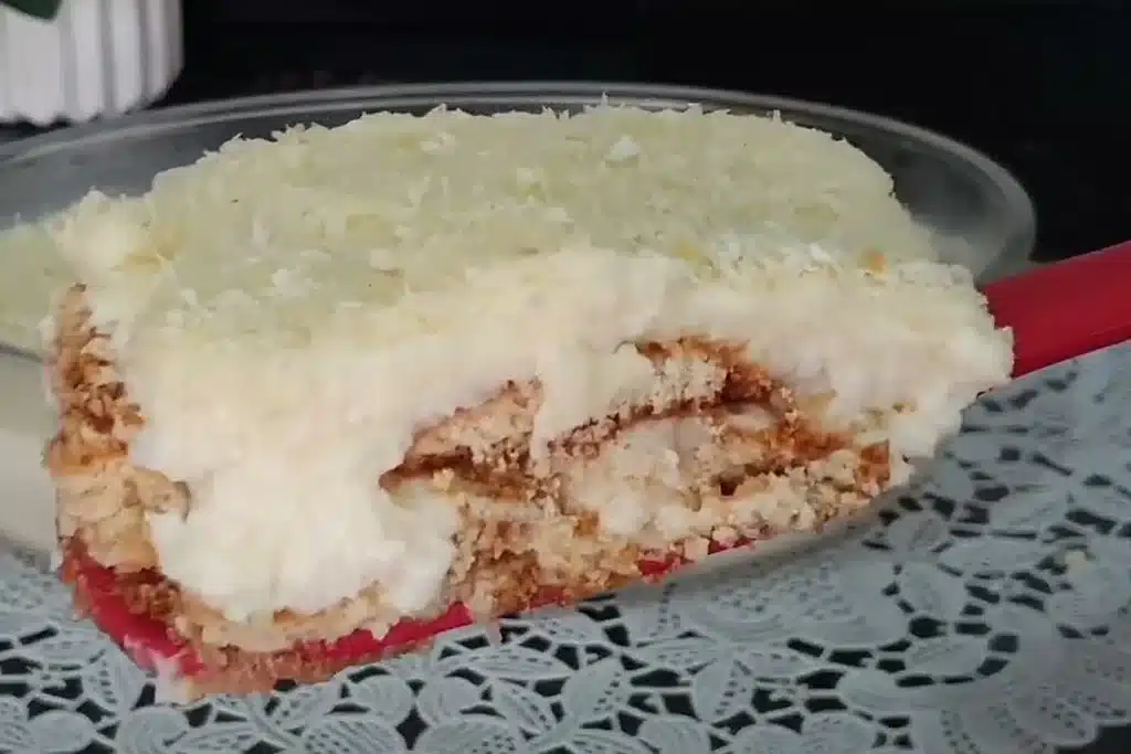 Pavê de coco fácil e rápido com camadas bem cremosas, uma sobremesa sensacional 4 Pavê de coco