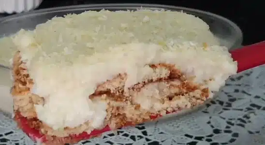 Pavê de coco fácil e rápido com camadas bem cremosas, uma sobremesa sensacional 4 Pavê de coco