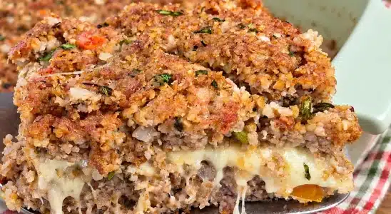 Quibe de forno recheado com bastante queijo derretido por dentro, uma refeição deliciosa para a família 2 Quibe de forno recheado