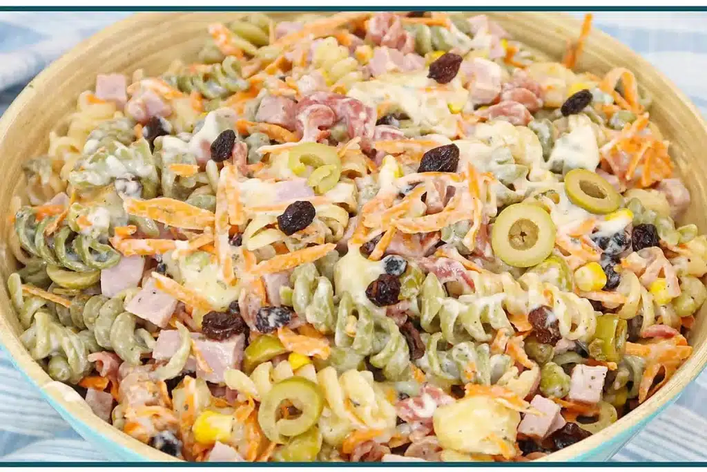 Salada de macarrão fácil, cremosa e cheia de ingredientes saborosos, ideal para uma ocasião festiva 4 Salada de macarrão