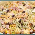 Salada de macarrão fácil, cremosa e cheia de ingredientes saborosos, ideal para uma ocasião festiva 1 Salada de macarrão