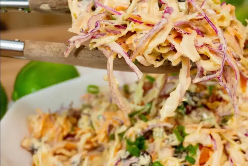 Salada de repolho cremosa e completa, um acompanhamento saboroso e bem refrescante 4 Salada de repolho cremosa
