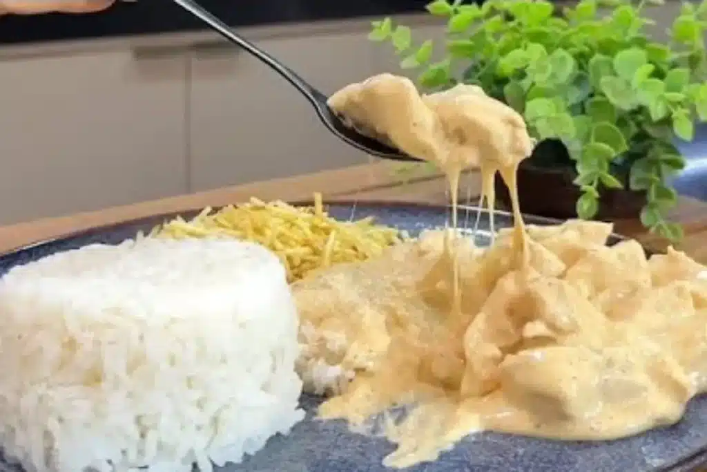 Strogonoff 4 queijos incrivelmente cremoso, bem temperado e prático, uma refeição inesquecível 4 Strogonoff 4 queijos