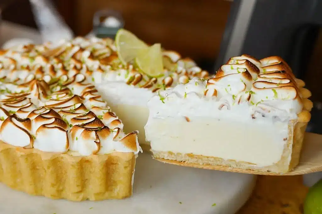 Torta de limão com nível profissional de vitrine, com massa crocante e cobertura aveludada 4 Torta de limão