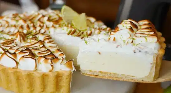Torta de limão com nível profissional de vitrine, com massa crocante e cobertura aveludada 4 Torta de limão