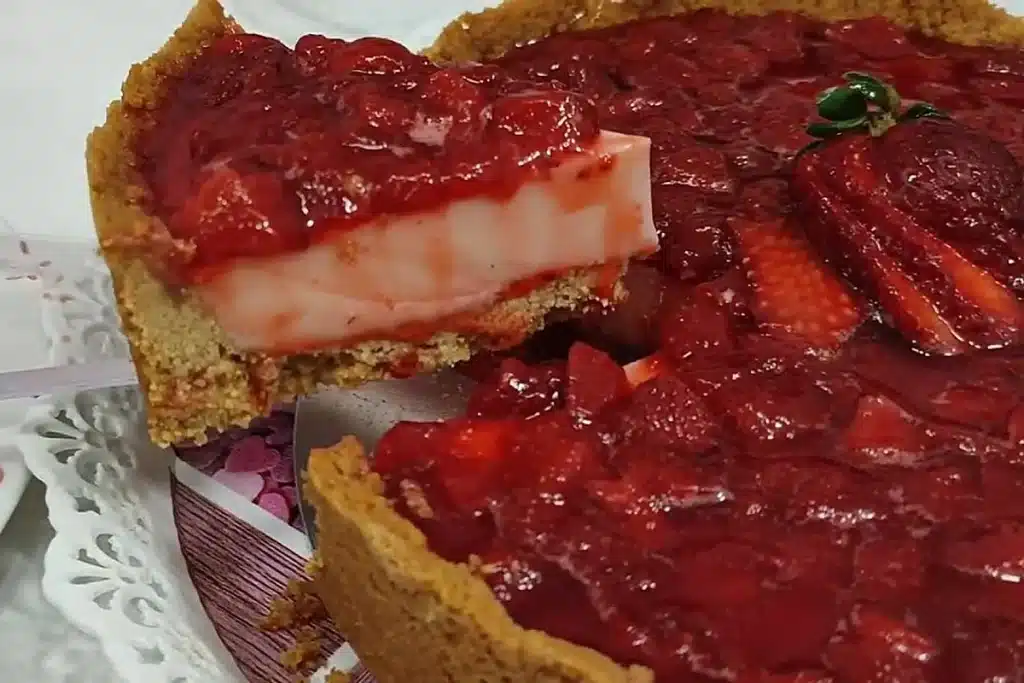 Torta de morango bem cremosa com massa crocante e recheio de dar água na boca 4 Torta de morango