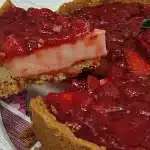Torta de morango bem cremosa com massa crocante e recheio de dar água na boca 1 Torta de morango
