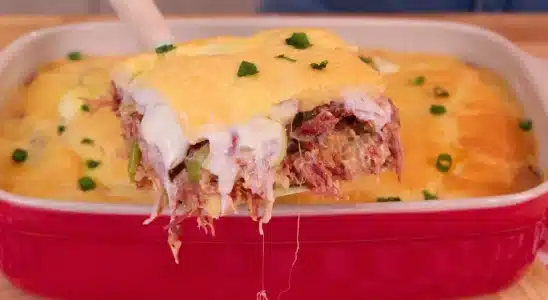 Torta de carne seca preparada no liquidificador com massa super leve e recheio caprichado 3 Torta de carne seca