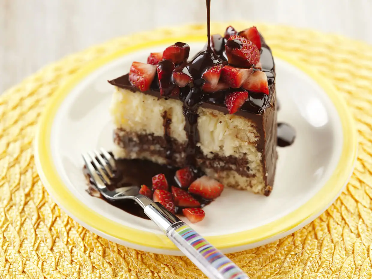 Bolo de Chocolate, Coco e Morangos 1 bolo de chocolate coco e morango