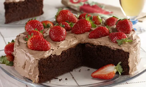 torta_de_chocolate_e_morango-403782-51408f3a5b9ce